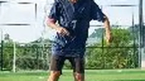 杨澜庆祝53岁生日，与丈夫甜蜜公开拥抱亲吻